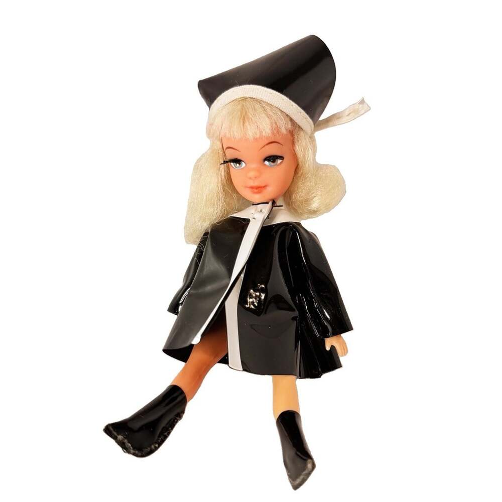 Vintage UNEEDA Tiny Teen Doll Shower Time Black Raincoat Long Eyelashes 1960's